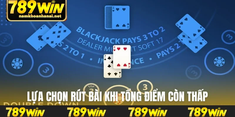 Lựa chọn rút bài khi tổng điểm còn thấp